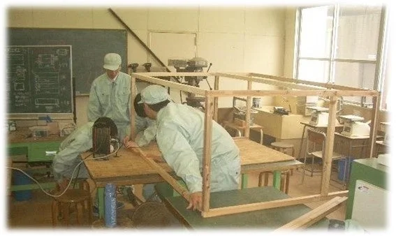 木工実習でフレームを組み立てる生徒たち