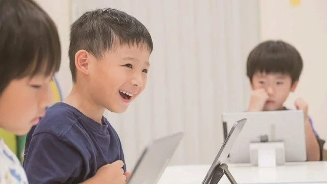 タブレットで学習する子供たち