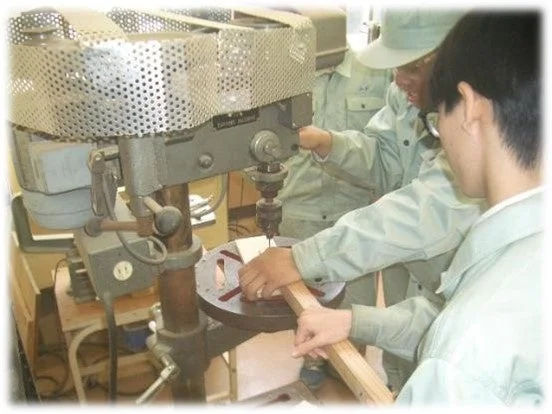 木材に穴を開ける実習風景