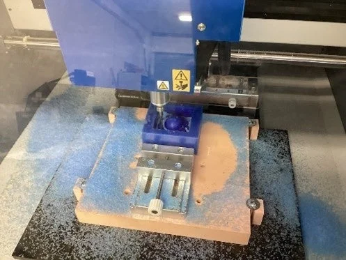 CNCフライス盤での加工風景