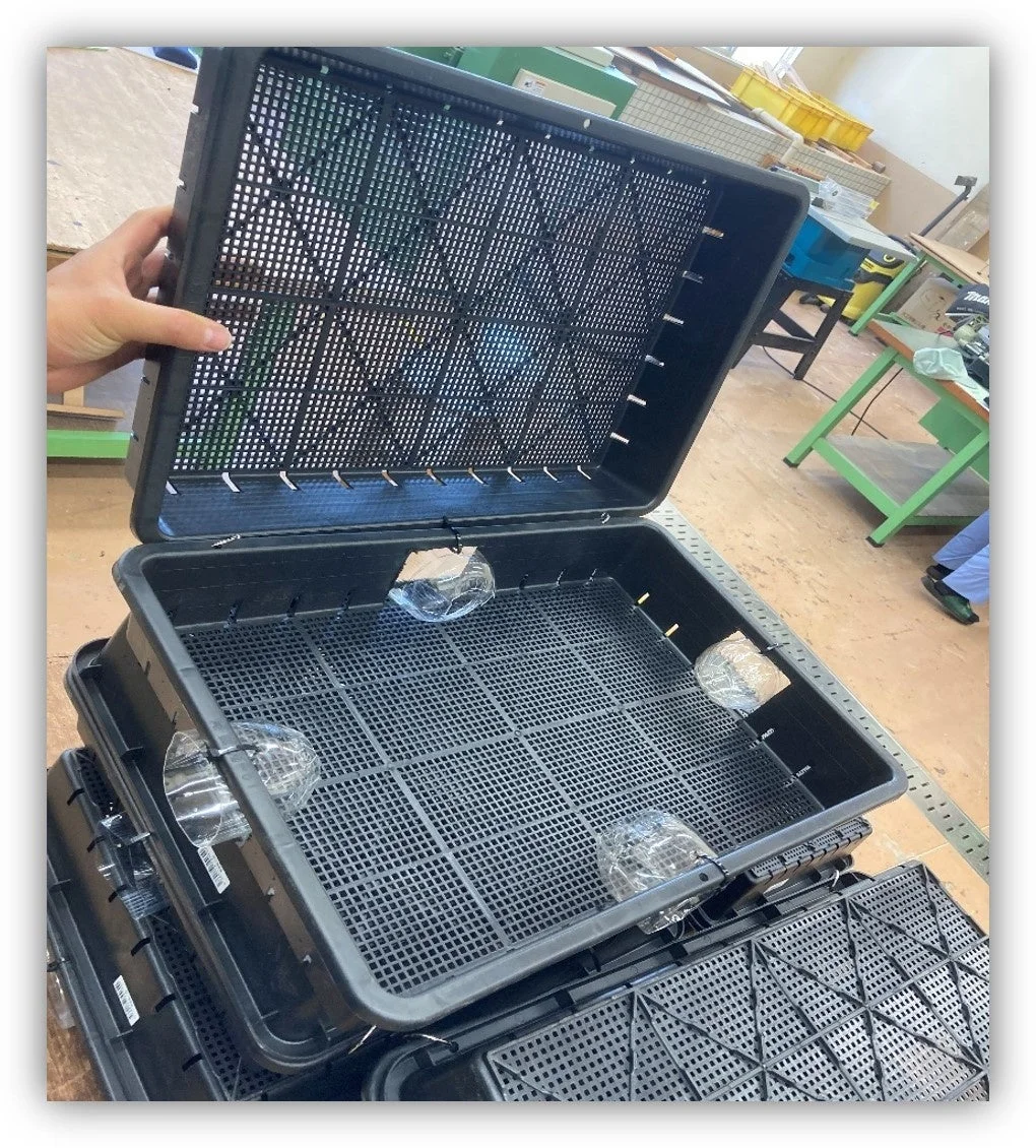 積み重ねられたプラスチックトレイとペットボトル片