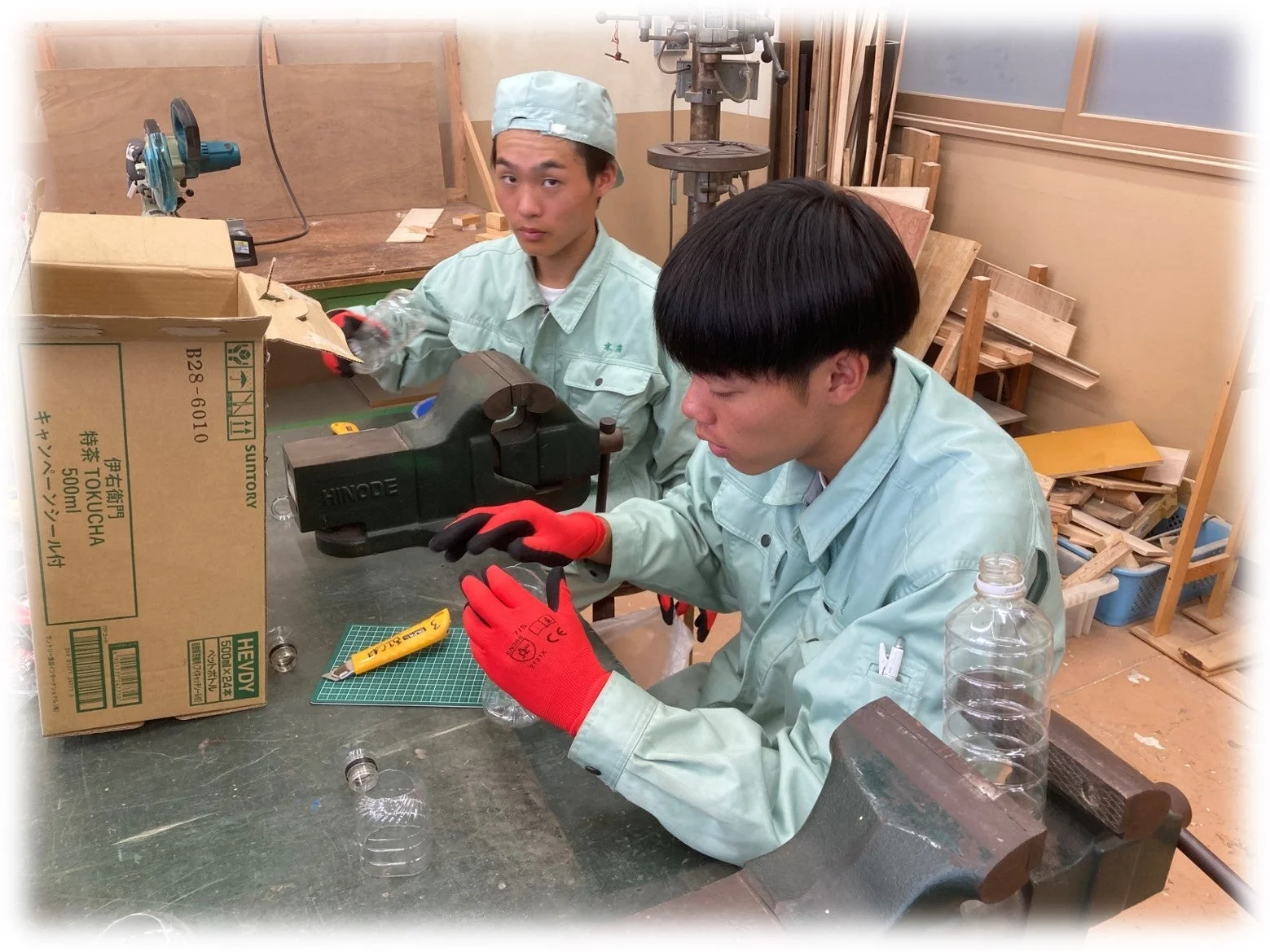 ペットボトルを加工する生徒たち