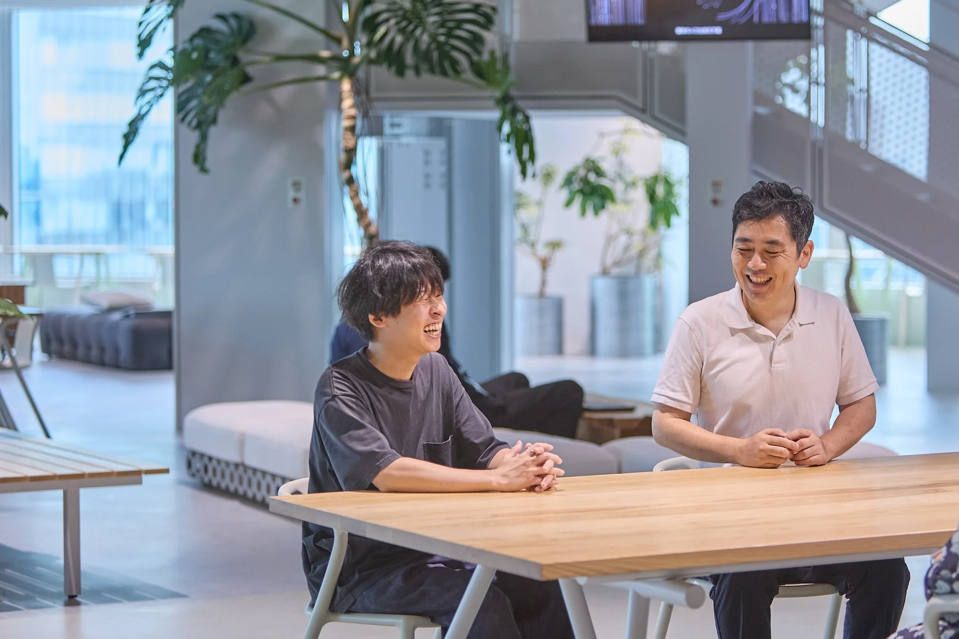 オフィスで談笑する二人の男性