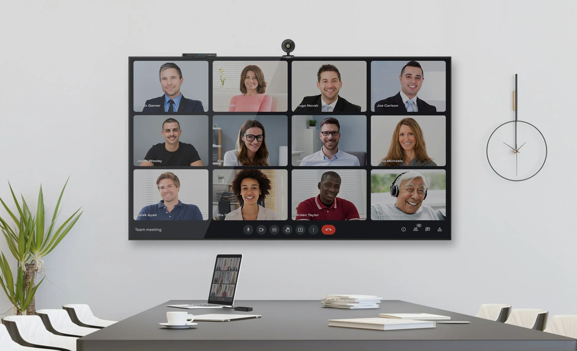 ビデオ会議、オンライン会議、ウェブ会議、リモートワーク、ビジネス会議、チームミーティング、コラボレーション、オフィス、テクノロジー、大画面、ノートパソコン、会議室、人々