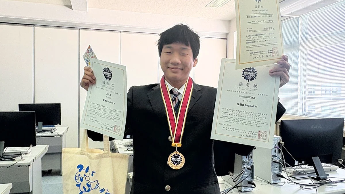 一人の男性がAIアスリート選手権やサイバークエストでの受賞を示す複数の表彰状とメダルを誇らしげに掲げています