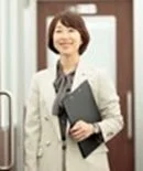 ファイルを持つ女性