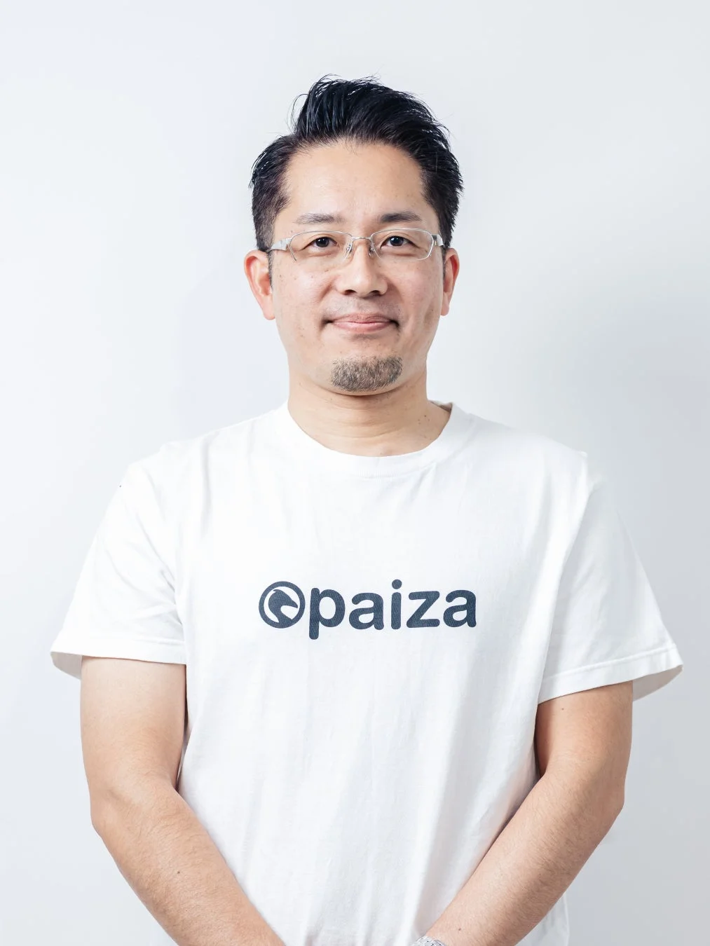 白いTシャツを着て眼鏡をかけた男性
