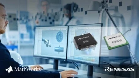 エンジニアがデュアルモニターで技術設計に取り組んでおり、ルネサス製マイクロコントローラ（RA6T1、RH850U2）が画面にオーバーレイ表示されています。MathWorksとルネサスのロゴも見られ、半導体開発や関連技術の使用を示唆しています。