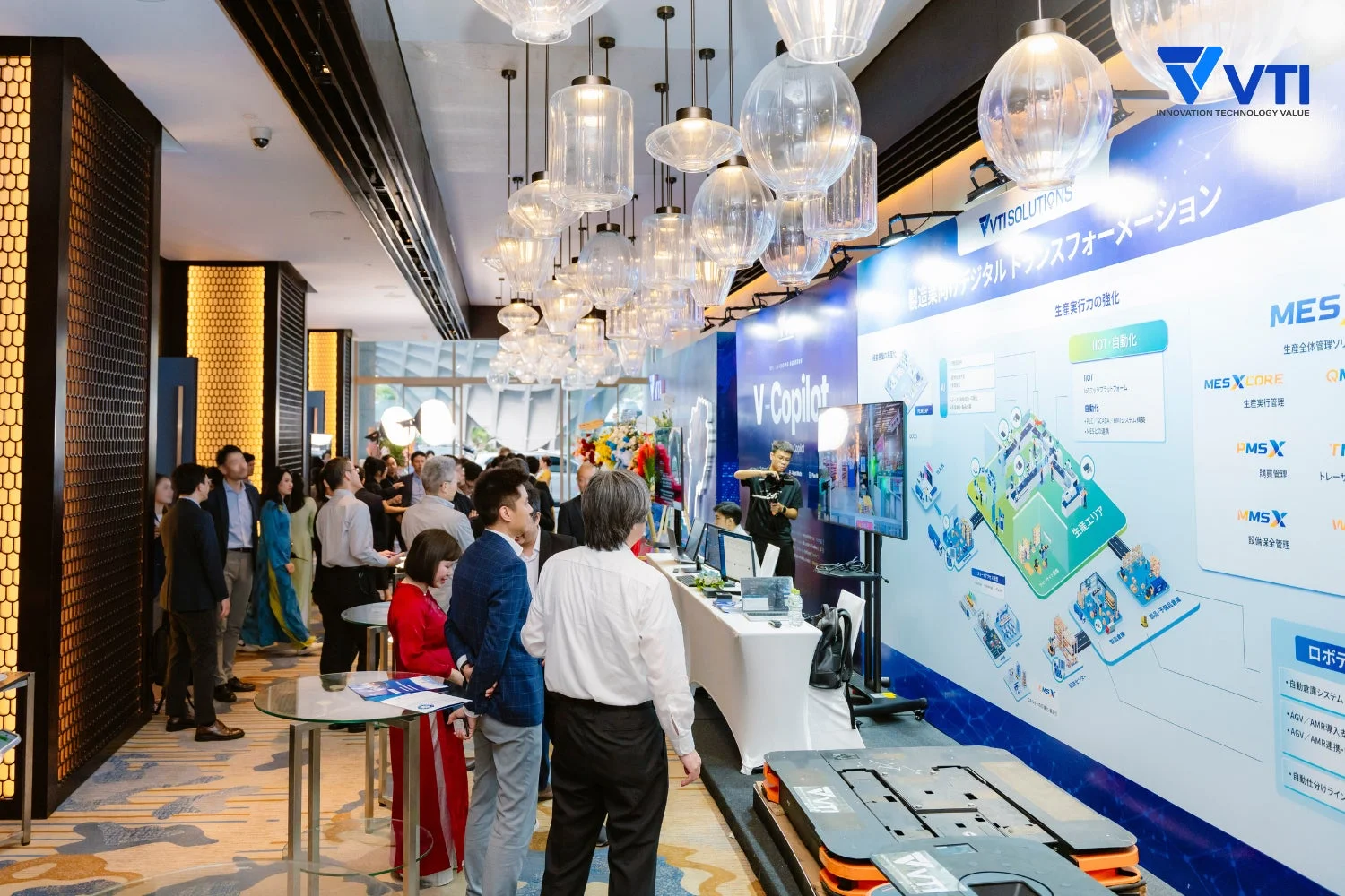 VTI Solutionsが製造業向けデジタル変革と自動化ソリューションを紹介する展示会の様子