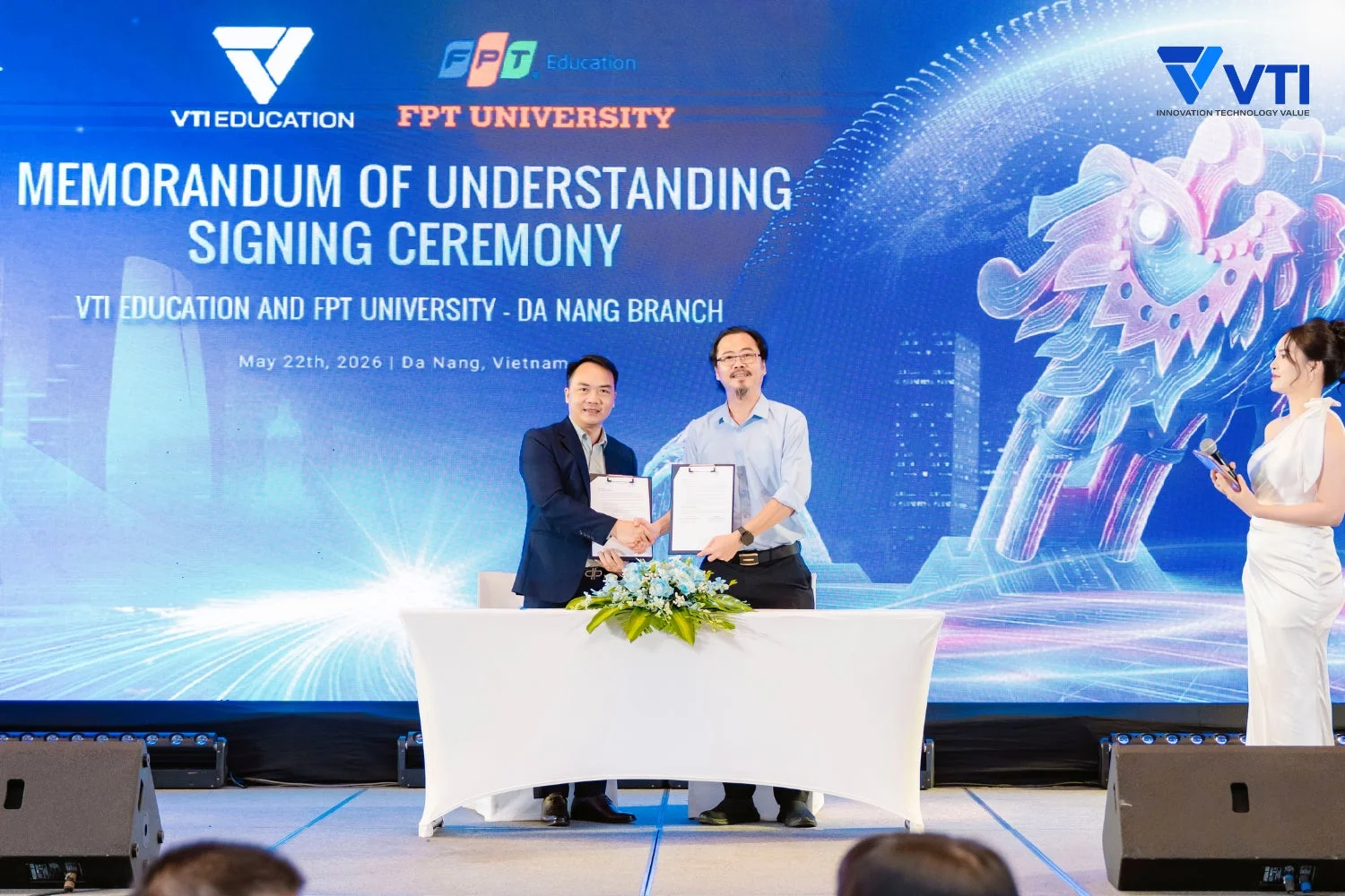 VTI EducationとFPT Universityダナン校による覚書調印式の様子