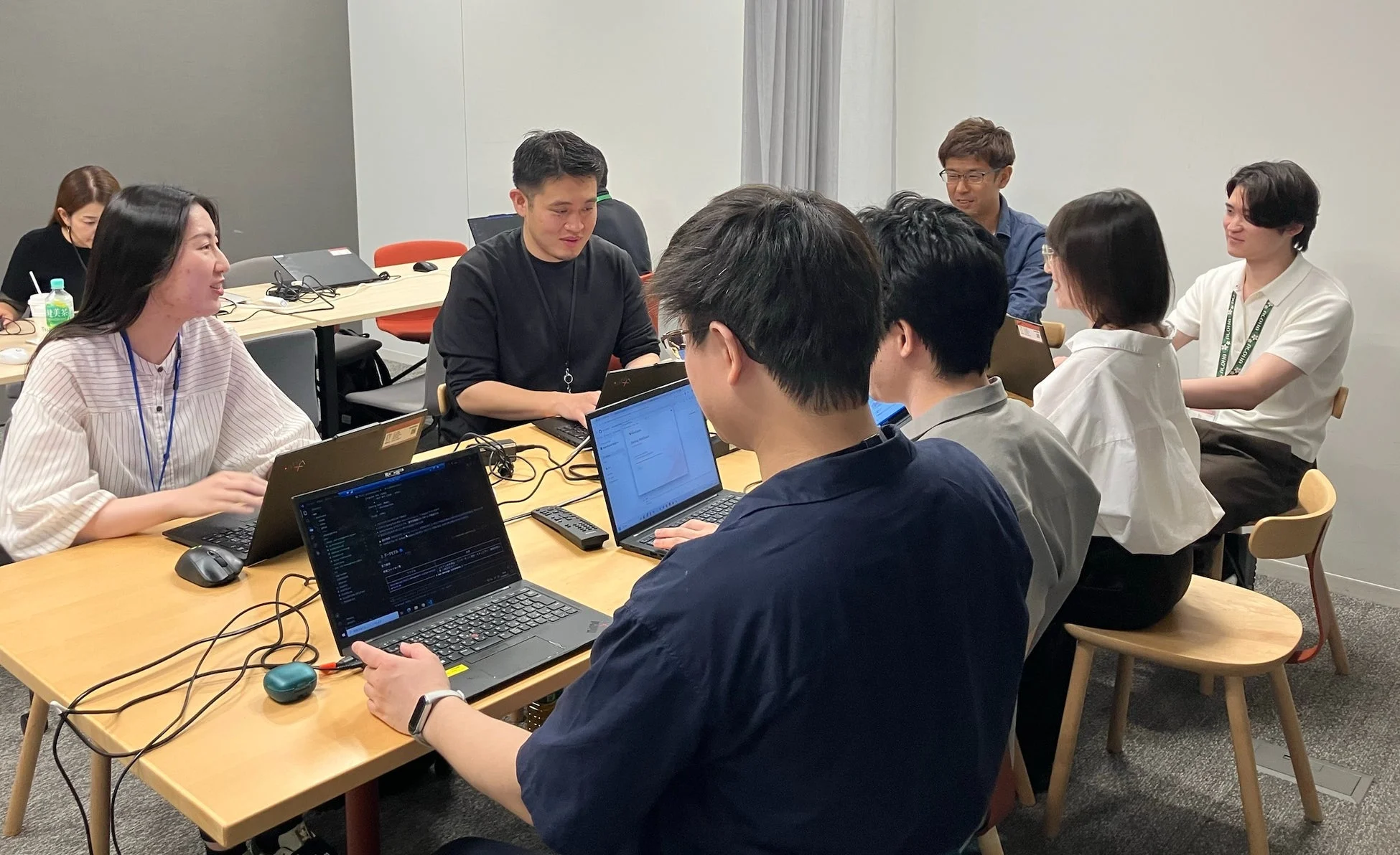 オフィスで作業する人々