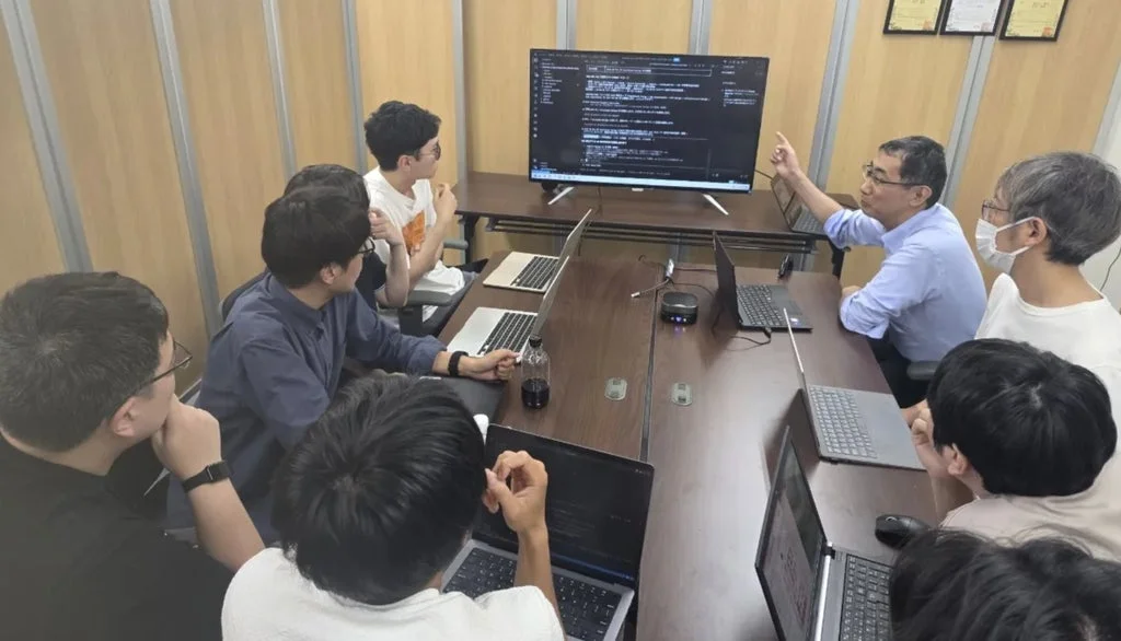 会議室でコードについて議論する人々