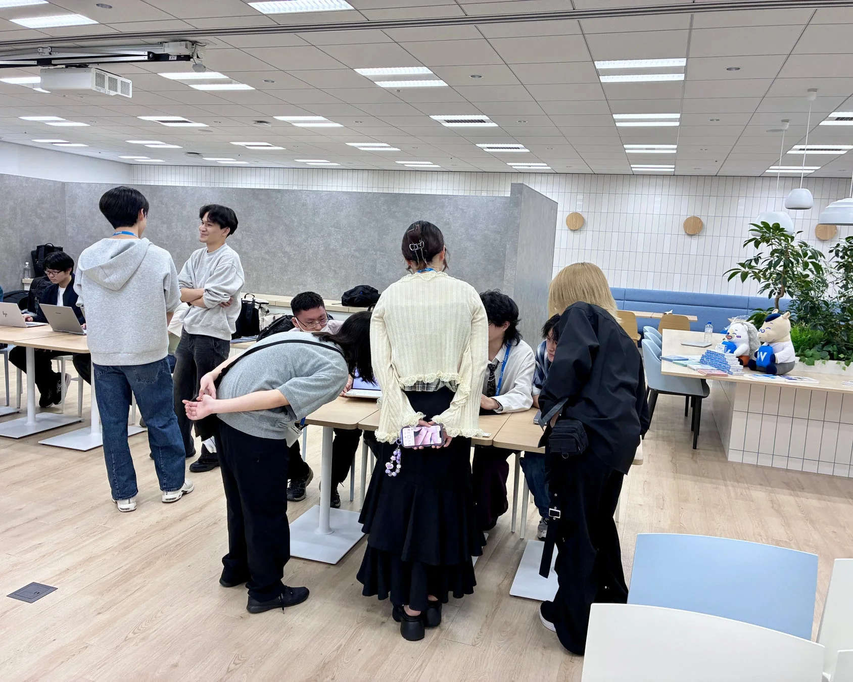 IPEアイデアソン参加学生の交流風景