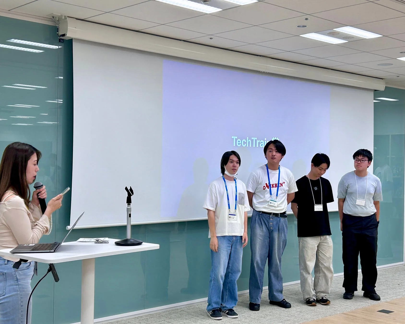 TechTrainの担当者からフィードバックを受ける学生たち