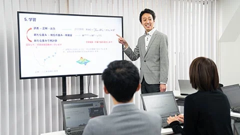 学習の様子、数式が映るスクリーン
