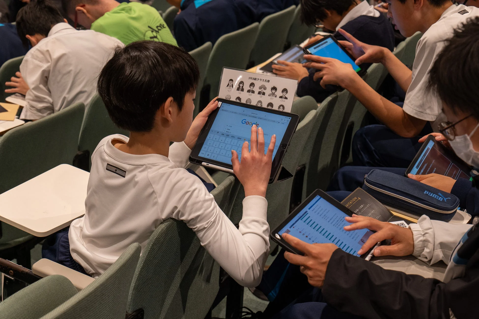 学生がタブレットを使用
