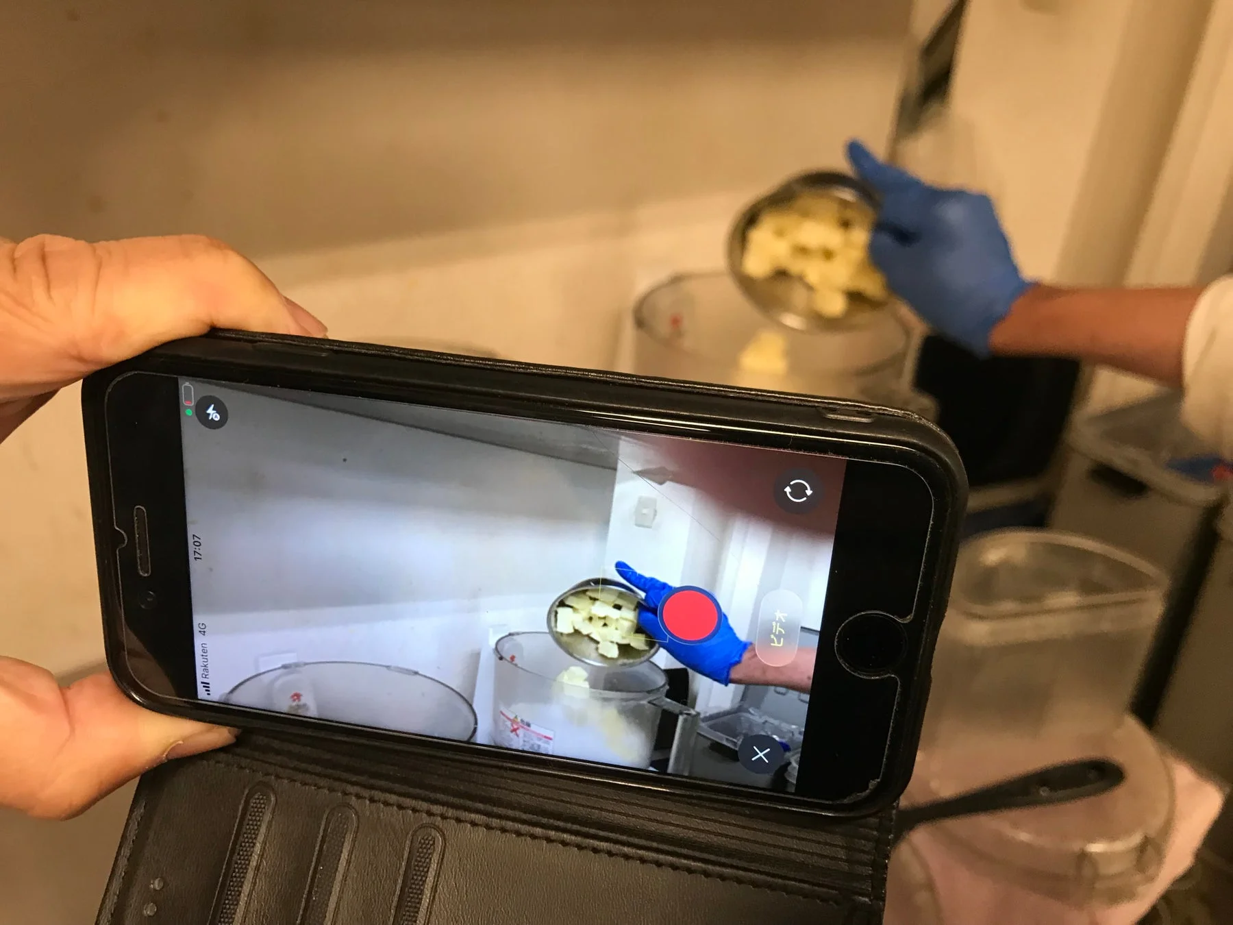 スマートフォンで調理風景を撮影する様子