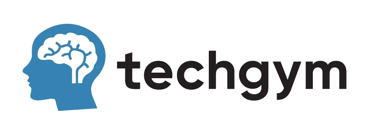 青い人間の頭部のシルエットと白い脳のイラスト、そして「techgym」というテキストが描かれたロゴマークです。技術と学習、思考を組み合わせたコンセプトを示唆しています。