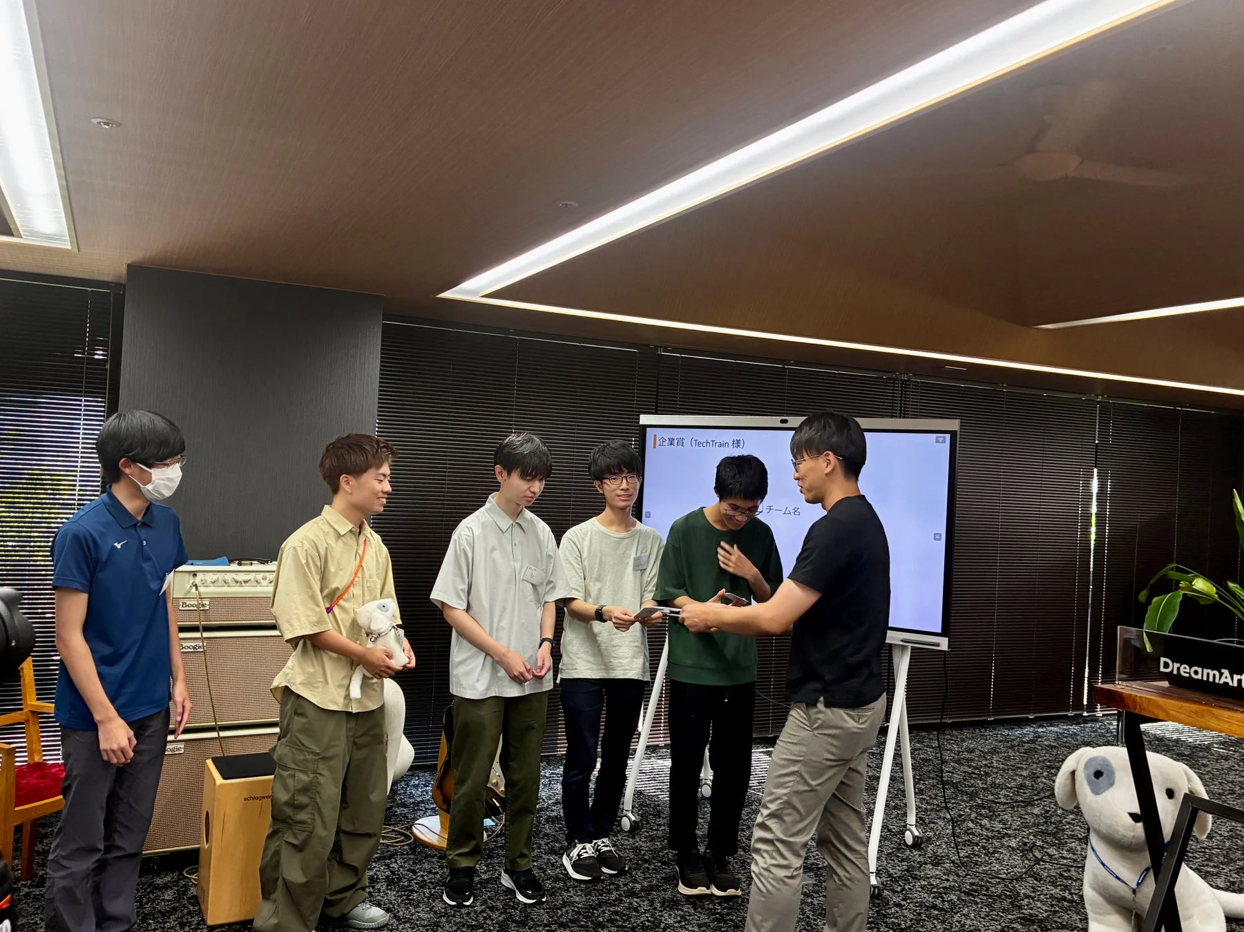 複数の若者が集まる室内イベントの様子