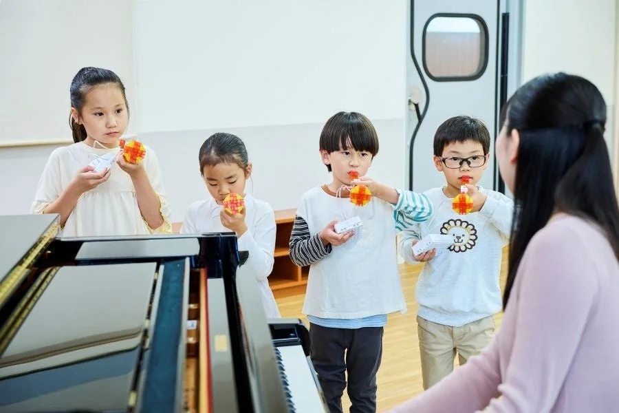 音楽教室で先生と学ぶ子どもたち