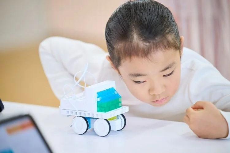 ロボットを見つめる子ども